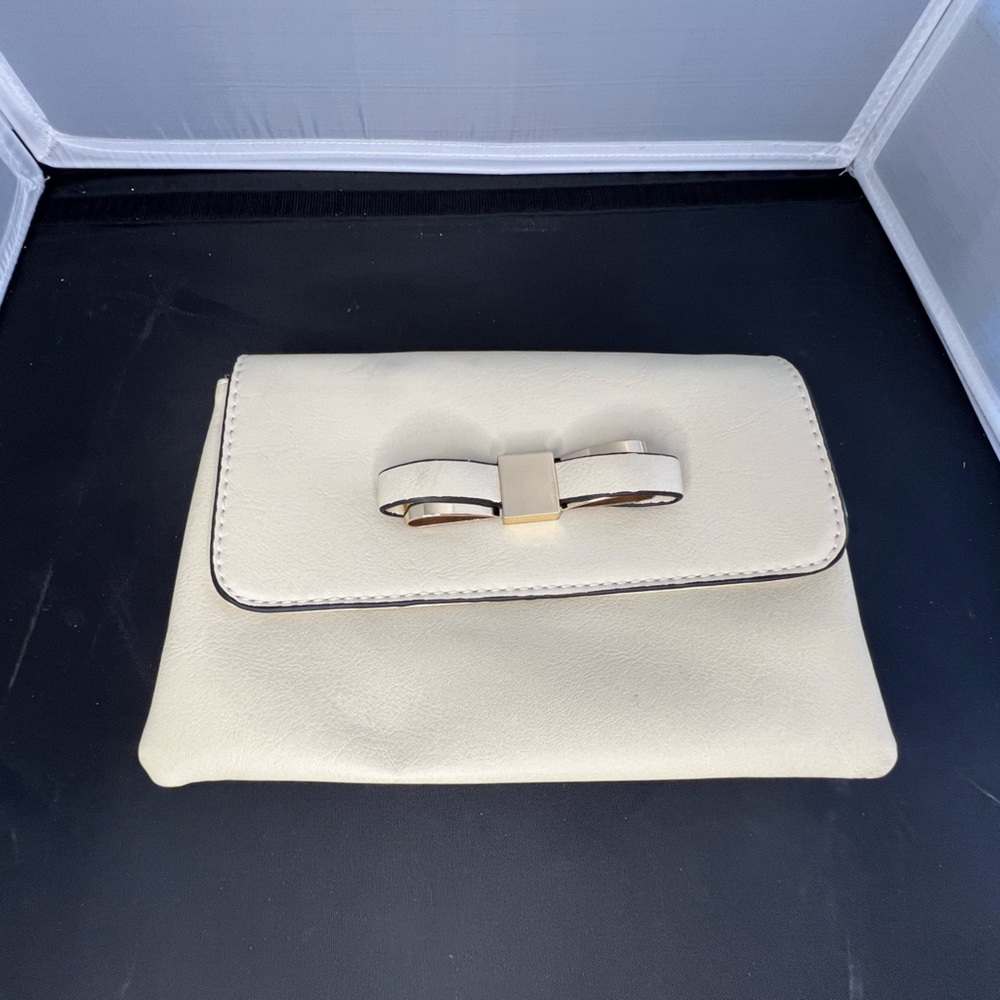 Small white purse
Never used